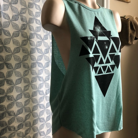 🌼Triangle Print tank• - Picture 3 of 5